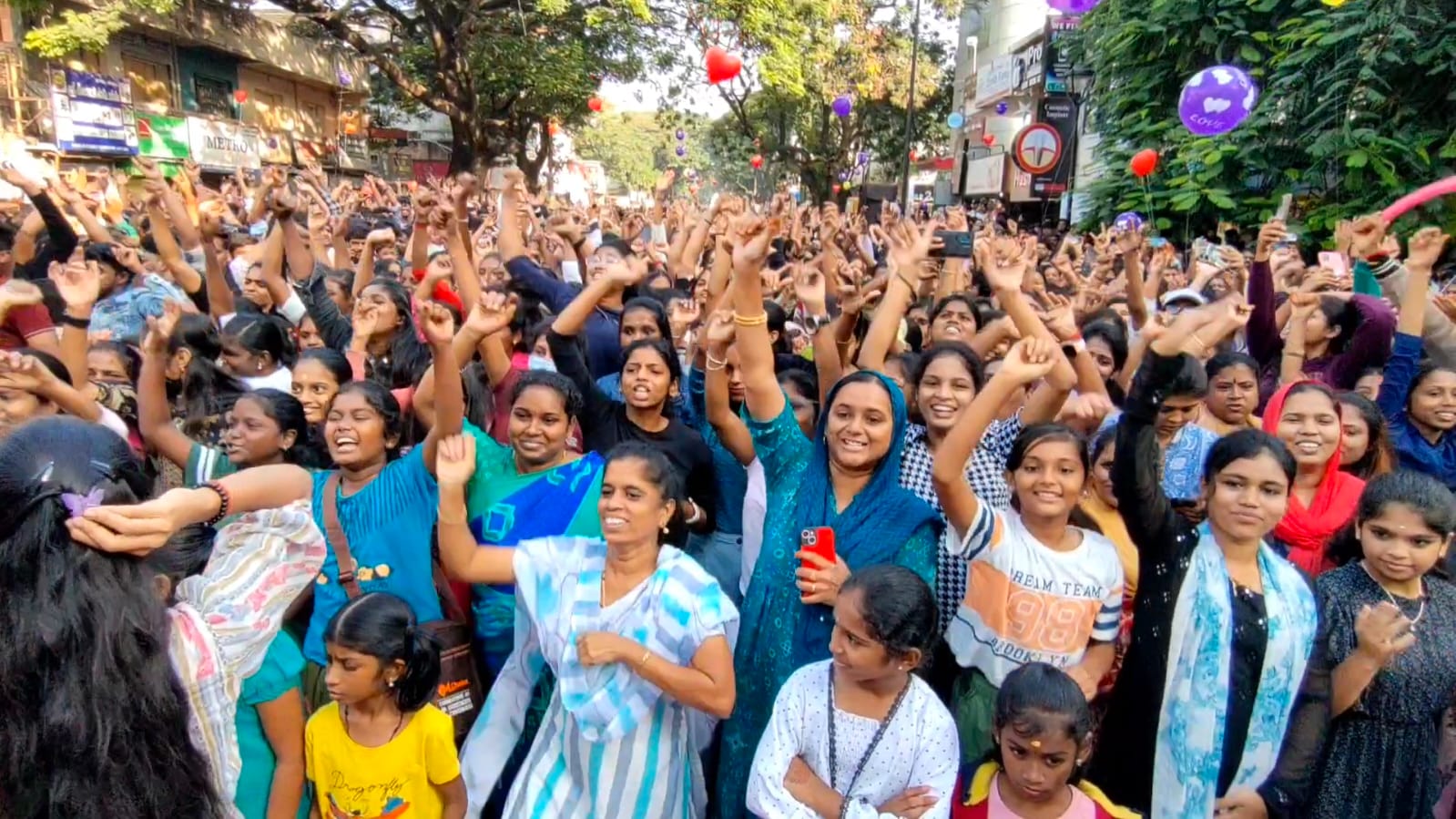 கோவையில் 5வது வாரமாக ஹேப்பி ஸ்ட்ரீட் நிகழ்ச்சி- மீண்டும் கொண்டுவரப்பட்ட DJ நிகழ்வால் பொதுமக்கள் மகிழ்ச்சி...