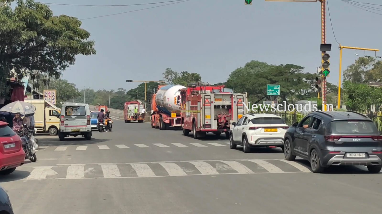 கோவையில் கேஸ் டேங்கர் லாரி அகற்றம்; ஒருங்கிணைந்து செயல்பட்ட அதிகாரிகளுக்கு பொதுமக்கள் வாழ்த்து 💐