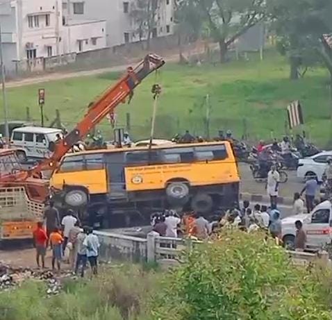 கோவை அருகே பள்ளி வாகனம் விபத்து- மாணவர்கள் காயம்...