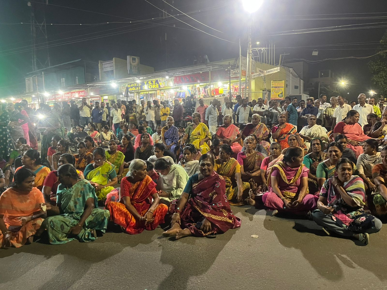 உடையாம்பாளையம் பீப் பிரியாணி விவகாரம்- ஊர் மக்கள் சாலை மறியல்- ஊர்மக்கள் விடுக்கும் கோரிக்கைகள் என்ன?