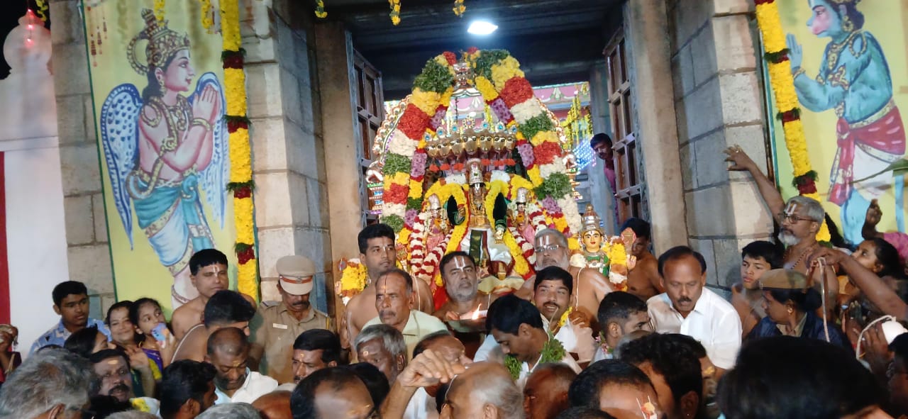 காரமடை அரங்கநாதர் கோவிலில் திறக்கப்பட்ட சொர்கவாசல்- கோவிந்தா முழக்கமிட்டு பக்தர்கள் வழிபாடு...