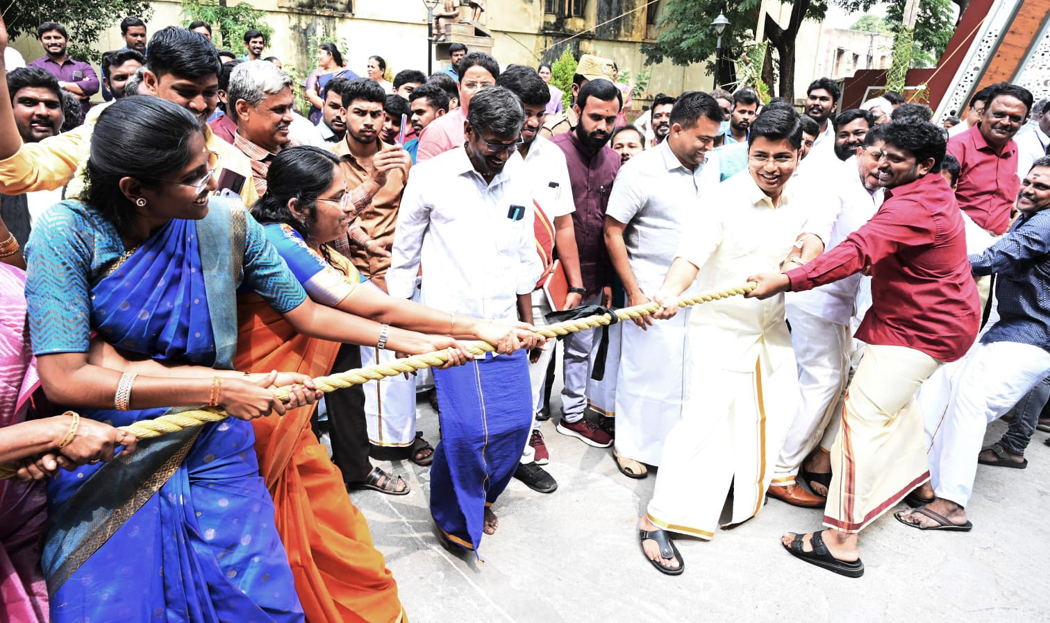 கோவை மாவட்ட ஆட்சியர் அலுவலகத்தில் களைகட்டிய பொங்கல் பண்டிகை- உறியடி,  கயிறு இழுத்தல் என அசத்திய மாவட்ட ஆட்சியர்...