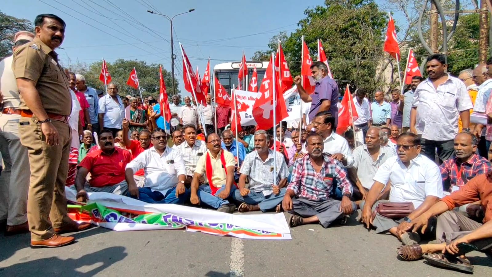 கோவையில் கோரிக்கைகளை வலியுறுத்தி போராடிய போக்குவரத்து ஊழியர்கள் கைது..