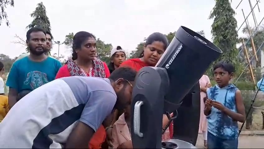 ஒரே நேர்கோட்டில் ஆறு கோள்கள்- ஆர்வமுடன் காணும் கோவை மக்கள்...