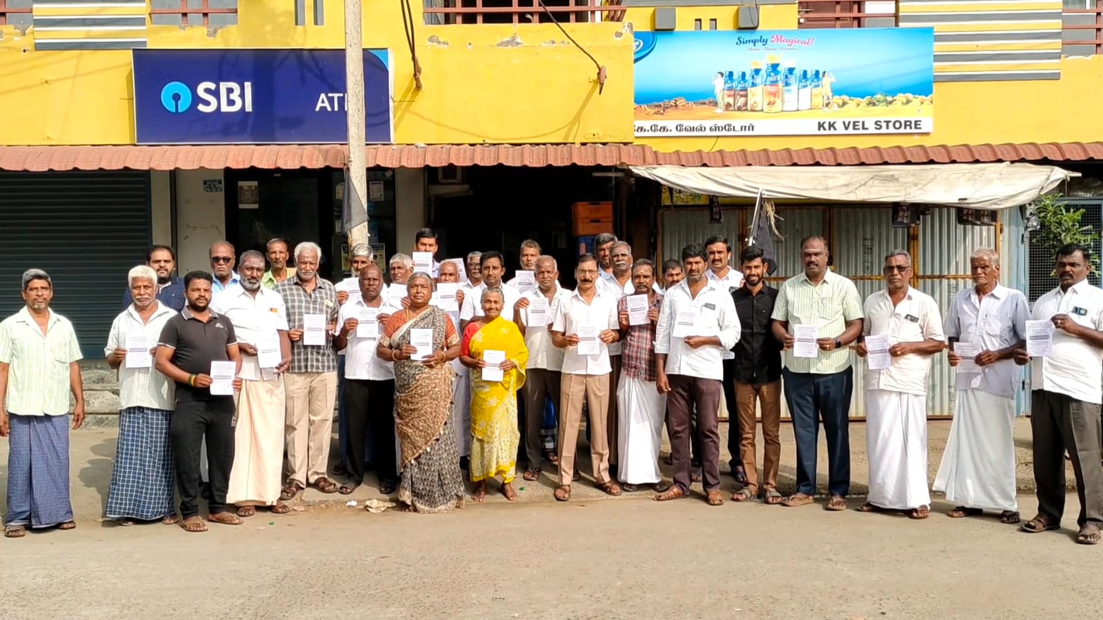 கீரணத்தம் ஊராட்சியை மாநகராட்சியுடன் இணைப்பதற்கு எதிர்ப்பு- கருப்புகொடி கட்டி கடையடைப்பு போராட்டம் நடத்திய மக்கள்...