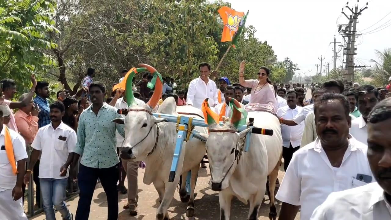 கோவையில் ரேக்ளா பந்தயம்- மாட்டுவண்டியில் வந்த நடிகை ராதிகா...