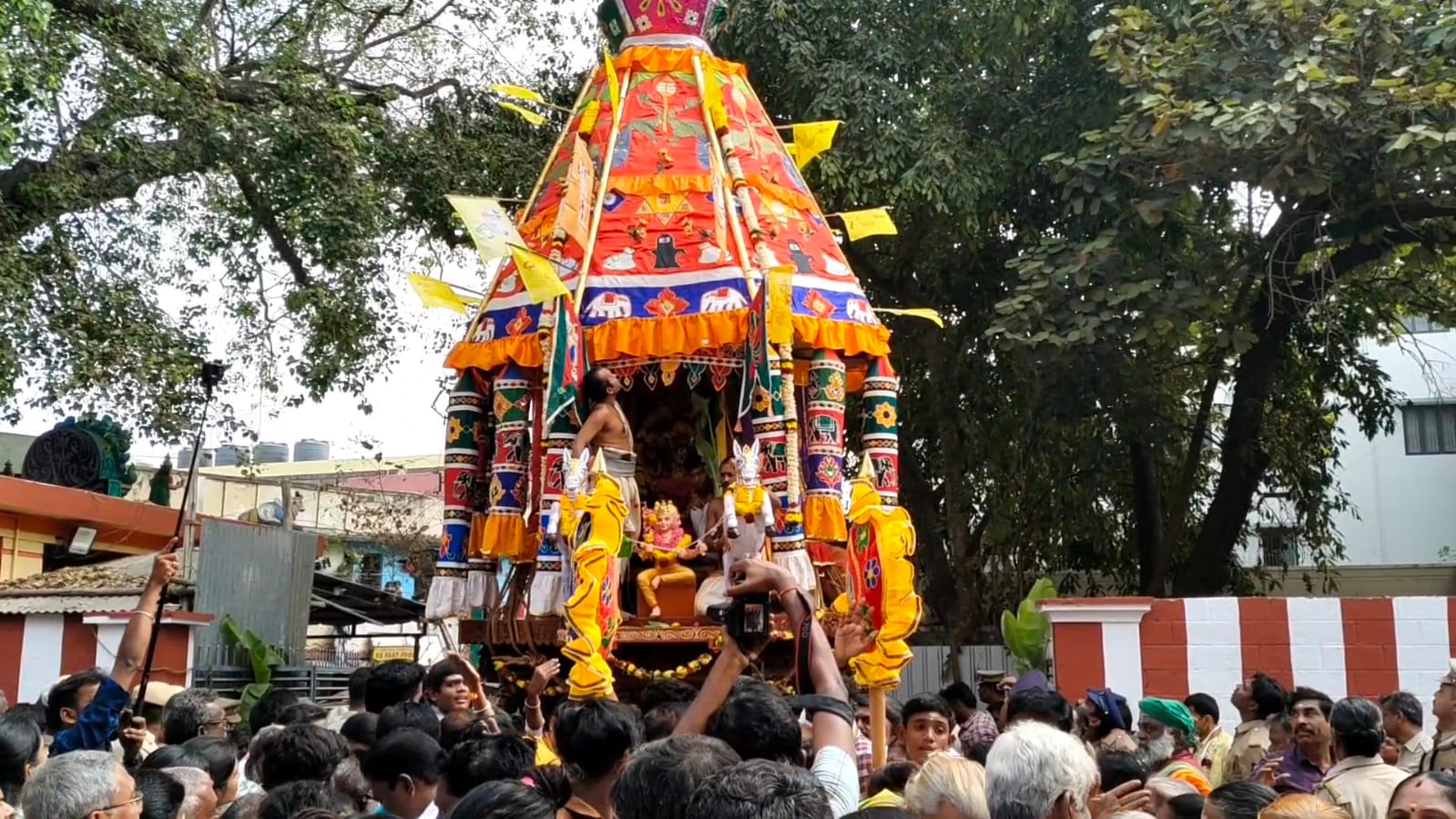 தைபூசம்- கோட்டை ஈஸ்வரன் கோவில் தேரோட்டம்- கலந்து கொண்ட அரசியல் தலைவர்கள்...