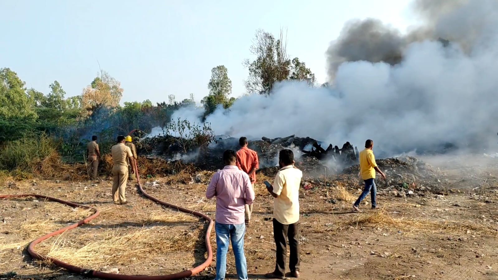 புல்லுக்காடு குப்பை மேட்டில் தீ- காய்ந்த செடிகளுக்கும் பரவியதால் பதற்றம்…