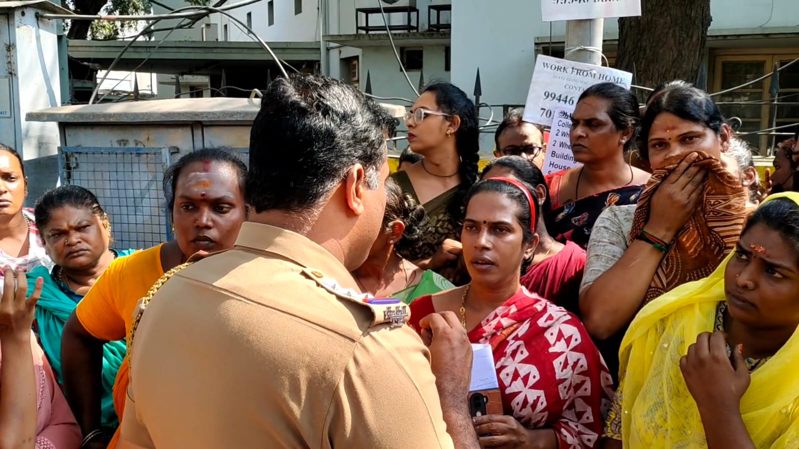 கோவை மாவட்ட காவல்துறையினர் மீது திருநங்கைகள் அடுக்கடுக்காக குற்றச்சாட்டு-மாவட்ட ஆட்சியரிடம் மனு...