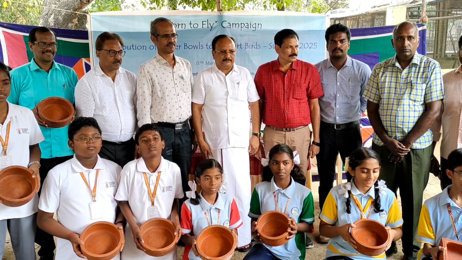 கோவையில் பறவைகளுக்காக தண்ணீர் சட்டிகள்- பள்ளி மாணவர்களுக்கு வழங்கிய வனத்துறை...