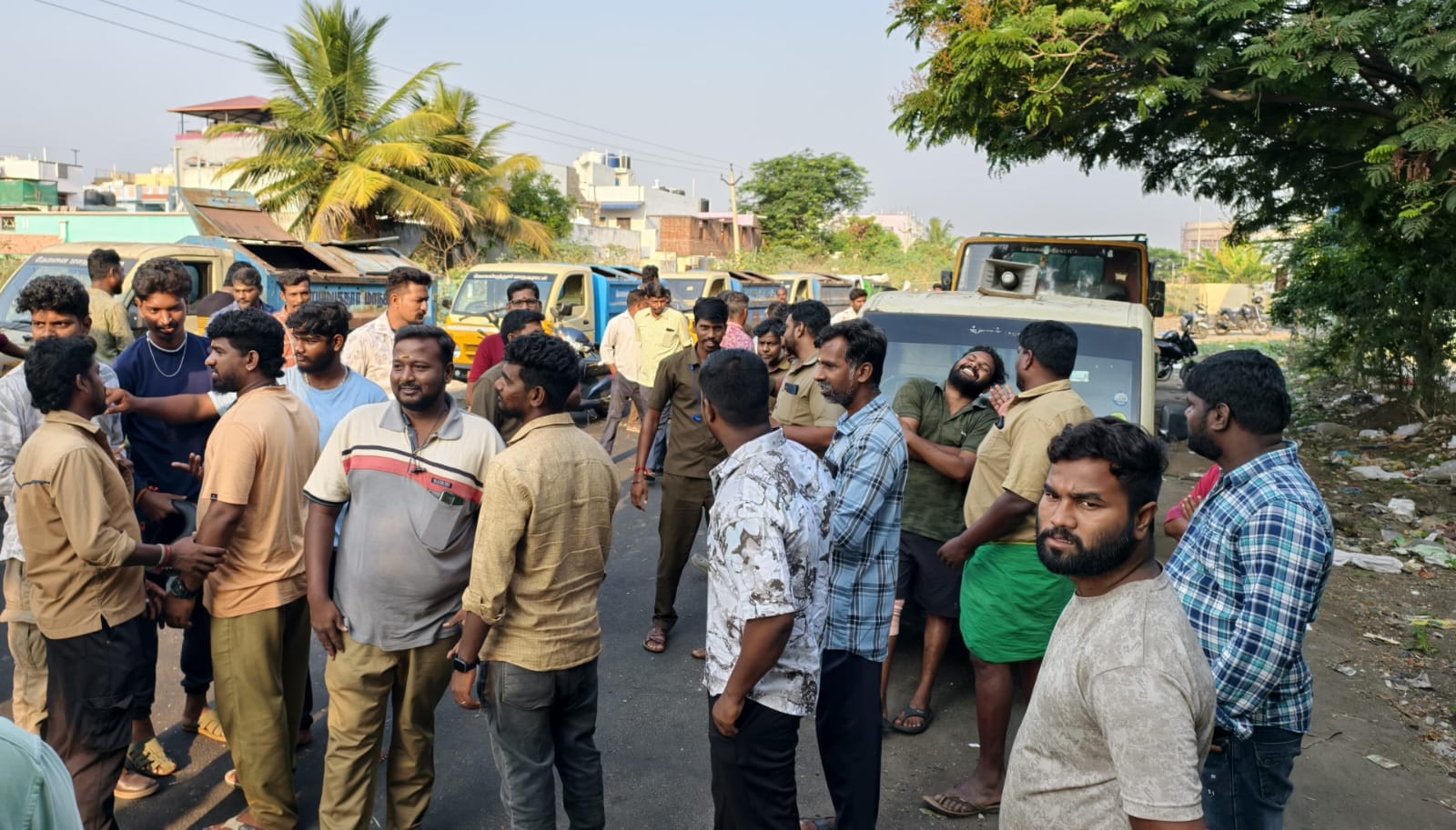 கோவை மாநகராட்சி ஒப்பந்தத் தூய்மைப் பணியாளர்கள் போராட்டம்-குப்பை அகற்றும் பணி பாதிப்பு…