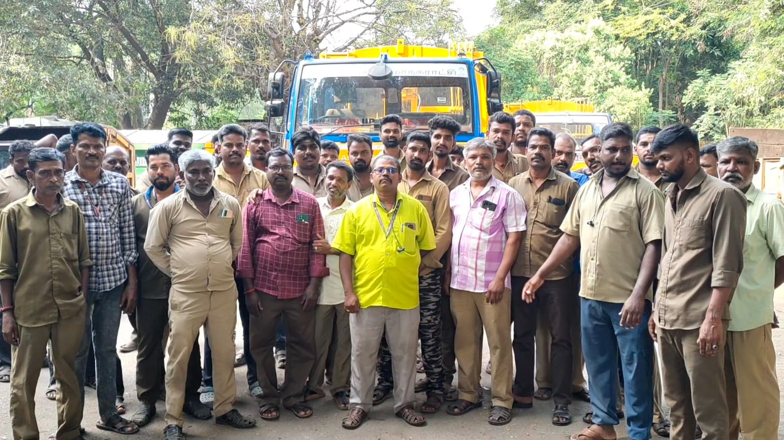 கோவை மாநகராட்சியில் இரண்டாவது நாளாக குப்பை வண்டி ஓட்டும் ஒப்பந்த ஓட்டுநர்கள் வேலை நிறுத்த போராட்டம்...