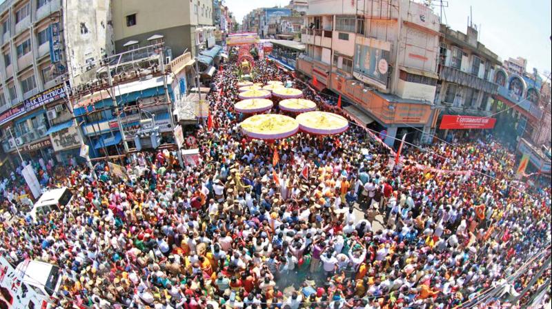 திருப்பதி திருமலை ஹவுஸ் புல்... திரும்பிய பக்கமெல்லாம் மனித தலைகள் தான்...!