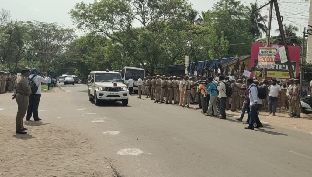 ஆளுனர் பாதுகாப்பு வாகனங்கள் மீது கருப்பு கொடி வீசி ஆர்ப்பாட்டம்.