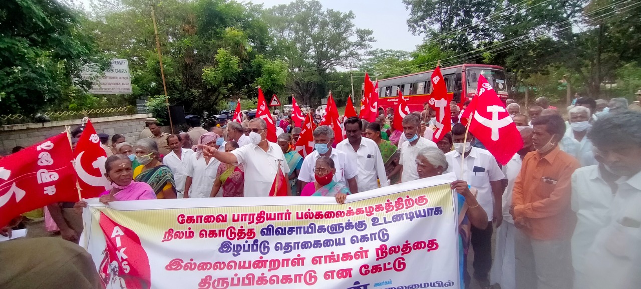 இழப்பீடு கேட்டு பாரதியார் பல்கலைக்கழகம் முன்பு சாலையில் அமர்ந்து விவசாயிகள் போராட்டம்