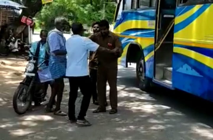 கோவையில் டிக்கெட்டுக்கு சில்லரை கொடுக்காத பயணி மீது தாக்குதல் நடத்திய டிரைவர்- கண்டக்டர்