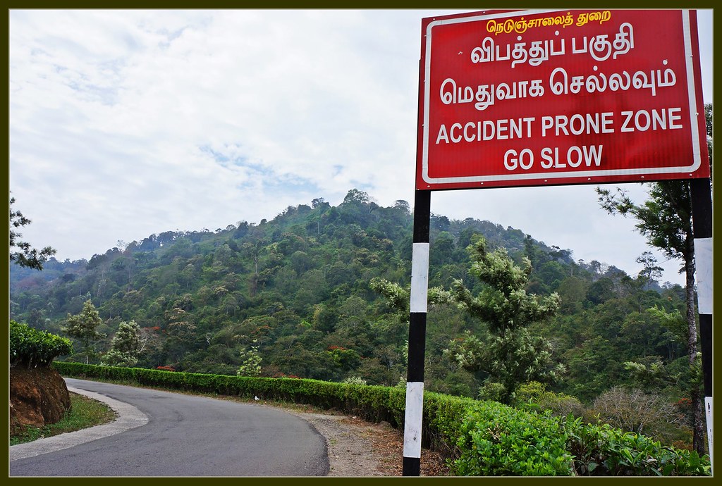 மேட்டுப்பாளையம் -கோத்தகிரி சாலையில் தடுப்புச்சுவரில் மோதி வேன் சாய்ந்து விபத்து