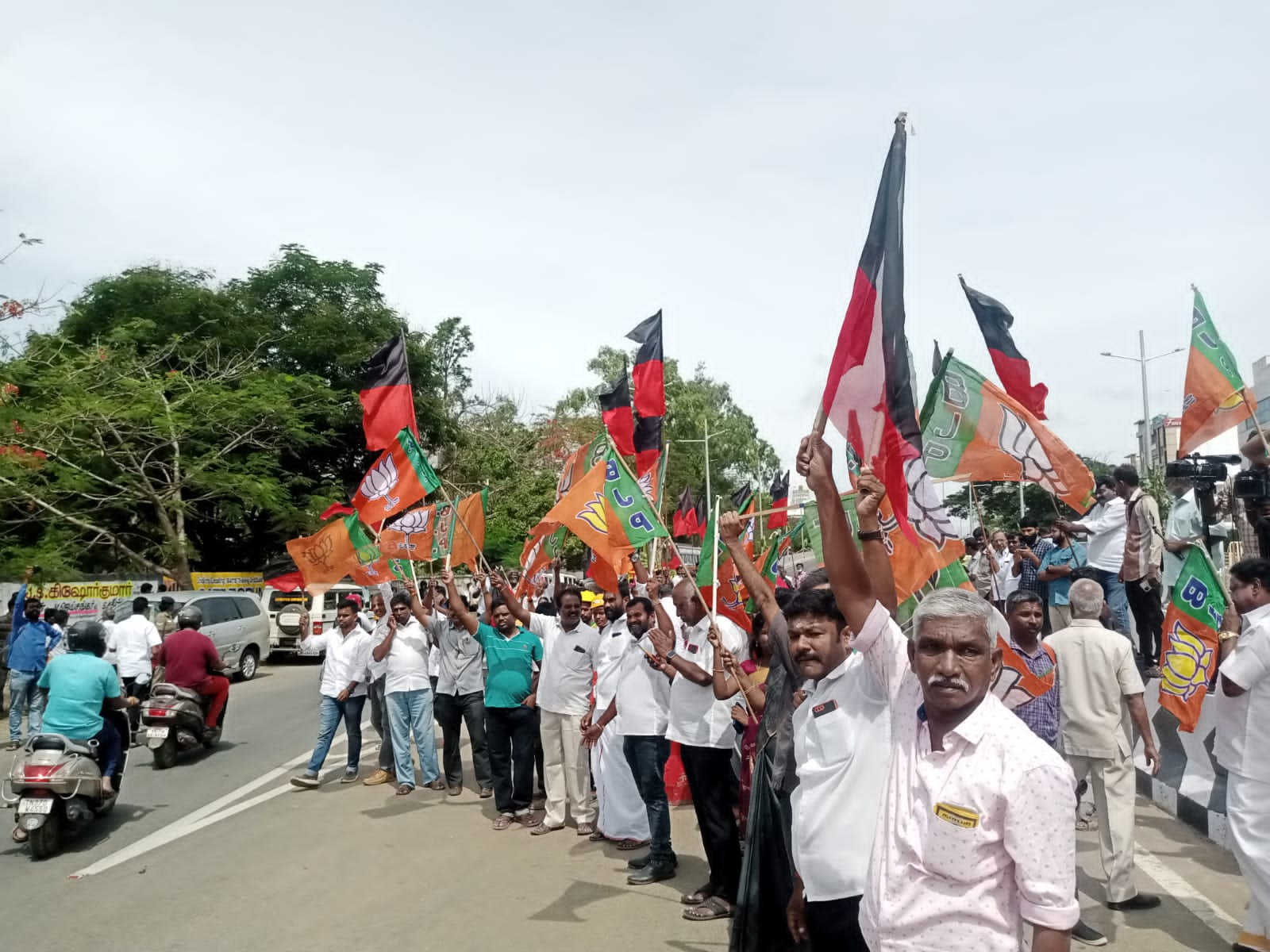 கோவை-திருச்சி சாலை மேம்பால திறப்பு விழாவில் பா.ஜ.க.,வினர் கோஷமிட்டபடி வந்ததால் பரபரப்பு..! மூன்று கட்சியினரும் உரிமை கொண்டாடி கூடியதால் பரபரப்பு..!