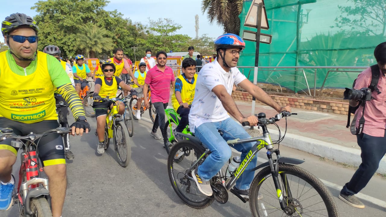 குழந்தைகளுடன் இணைந்து சைக்கிள் ஓட்டிய கோவை கலெக்டர்