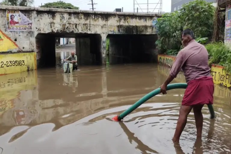 மழைநீரை அகற்ற தயார் நிலையில் சூப்பர் சக்கர் வாகனம் அதிகாரி தகவல்