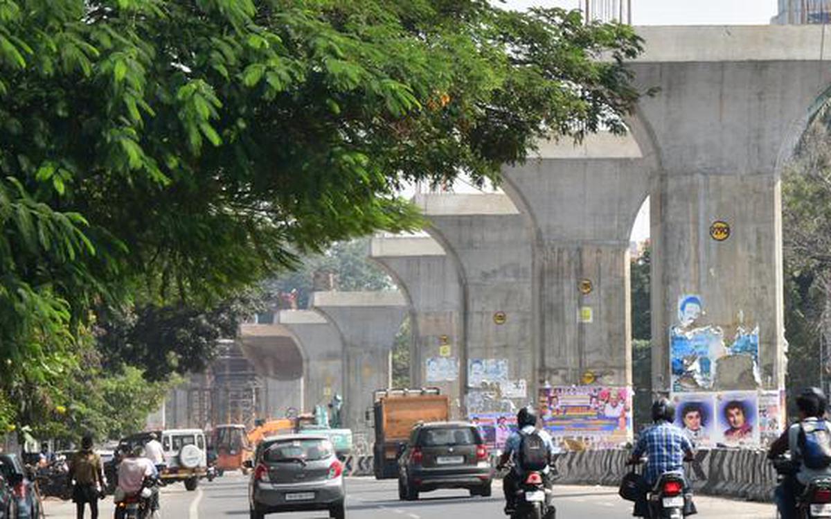 மேம்பாலத் தூண்களில் போஸ்டர்கள் ஒட்டியவர்கள் மீது வழக்கு