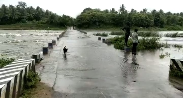 பொள்ளாச்சி அருகே ஆற்றில் அடித்துச் செல்லப்பட்ட இருசக்கர வாகனம்.