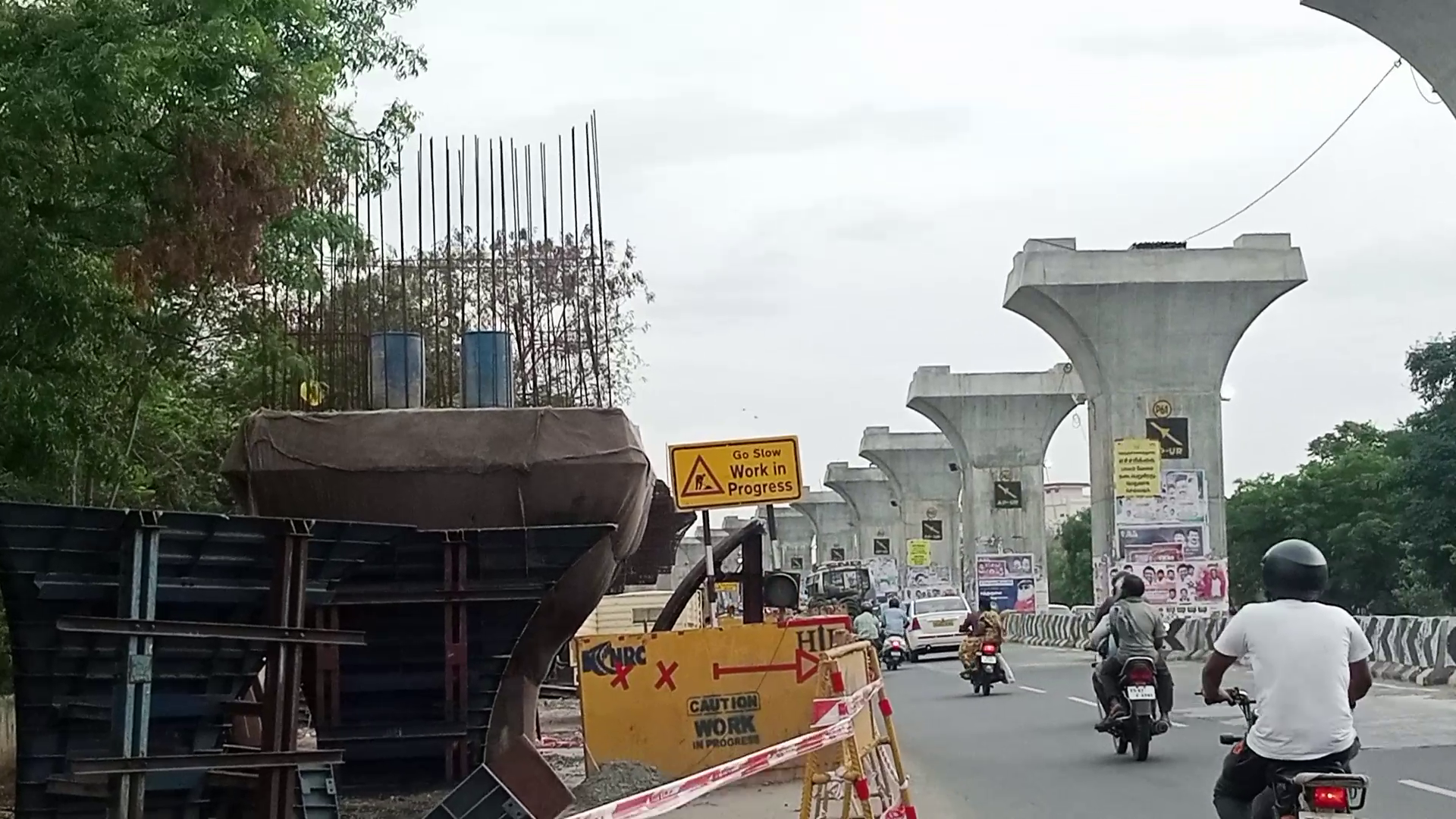 அவிநாசி சாலை மேம்பாலத்தில் ஏறுதளம்-இறங்குதளம் அமைக்கும் பணி தொடக்கம்