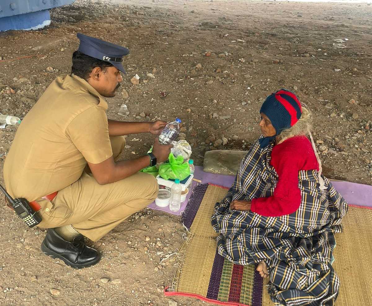 பேட்டரி தண்ணீரை குடித்த மூதாட்டியை காப்பாற்றிய போலீஸ்..!