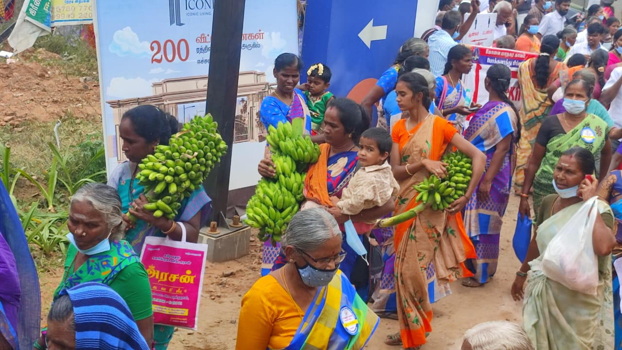 மீட்டிங் முடிஞ்சுதா.. எட்றா வாழைத்தார.. கோவையில் முதலமைச்சர்  பங்கேற்ற விழாவில் வாழைத்தாரை தூக்கிச்சென்ற பொதுமக்கள்