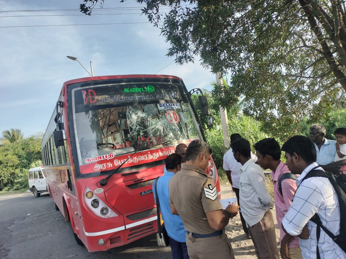 பெட்ரோல் குண்டு வீச்சு, பேருந்துக் கண்ணாடி உடைப்பு : கோவையில் பதற்றமான சூழல்..!