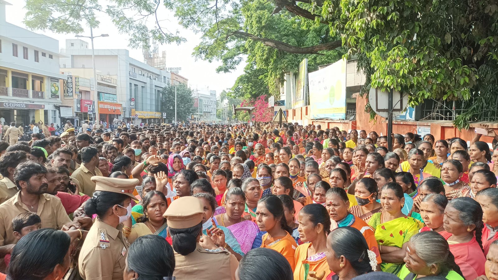 தூய்மை பணியாளர்கள் ஆட்சியர் அலுவலகம் முன்பு ஆர்ப்பாட்டம் : 500 பேர் கைது