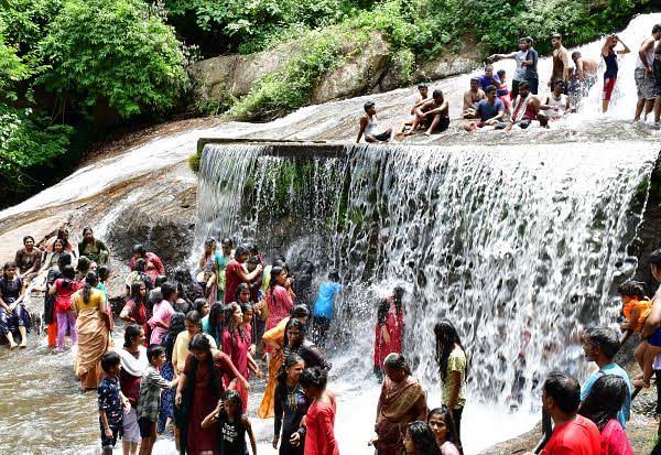 தொடர் விடுமுறையை ஒட்டி கோவை குற்றாலத்தில் குவிந்த சுற்றுலாப் பயணிகள் உற்சாக குளியல்