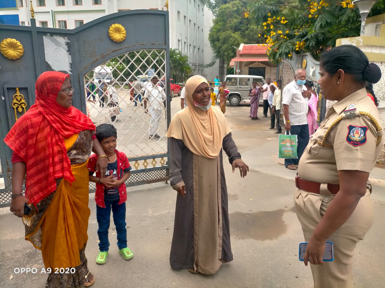 ஆட்சியர் அலுவலக வளாகத்தில் பெண் தீக்குளிக்க முயற்சி