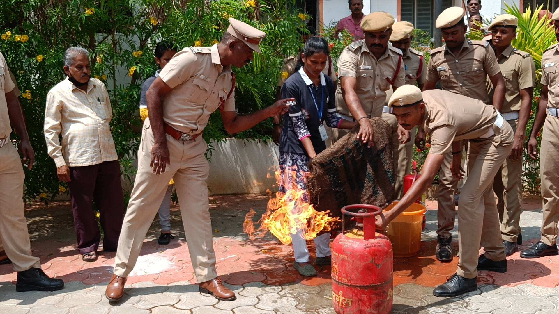 பேரிடர்  மேலாண்மை குறித்து மாணவர்களுக்கு விழிப்புணர்வு நிகழ்ச்சி