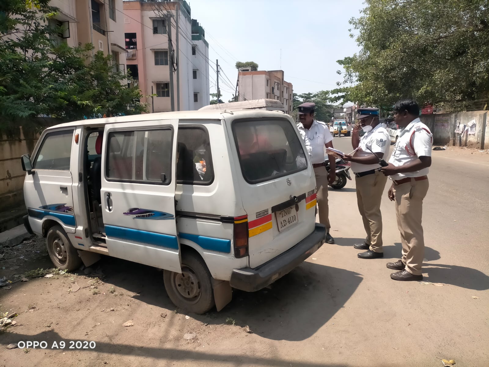 கோவை கார் வெடிப்பு சம்பவம் எதிரொலி : கேட்பாரற்று இருந்த 7 கார்கள் பறிமுதல்