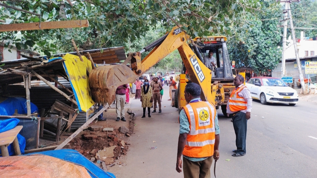 வழி கொடுத்தார் முருகன்.. மருதமலையில் ஆக்கிரமிப்புகள் அகற்றம்..!