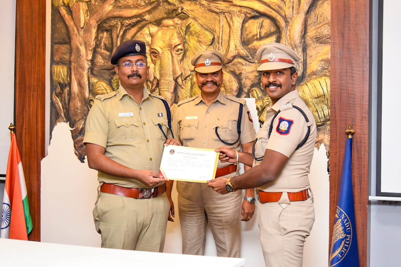 கோவையில் குற்றவழக்குகளை சிறப்பாக துப்புதுலக்கிய போலீசாருக்கு பாராட்டு