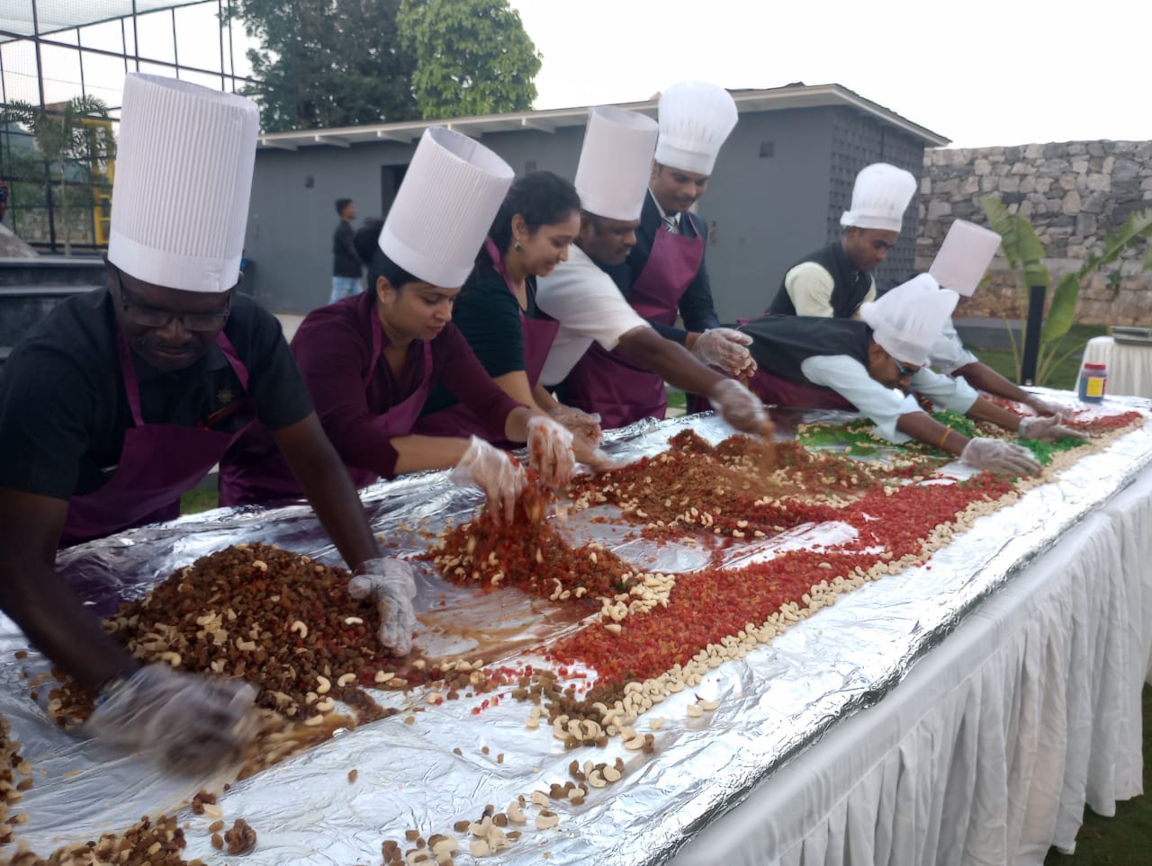 மது கலந்த கேக் மிக்ஸிங் ; டார்சா ரிசார்ட்டில் கோலாகலம்