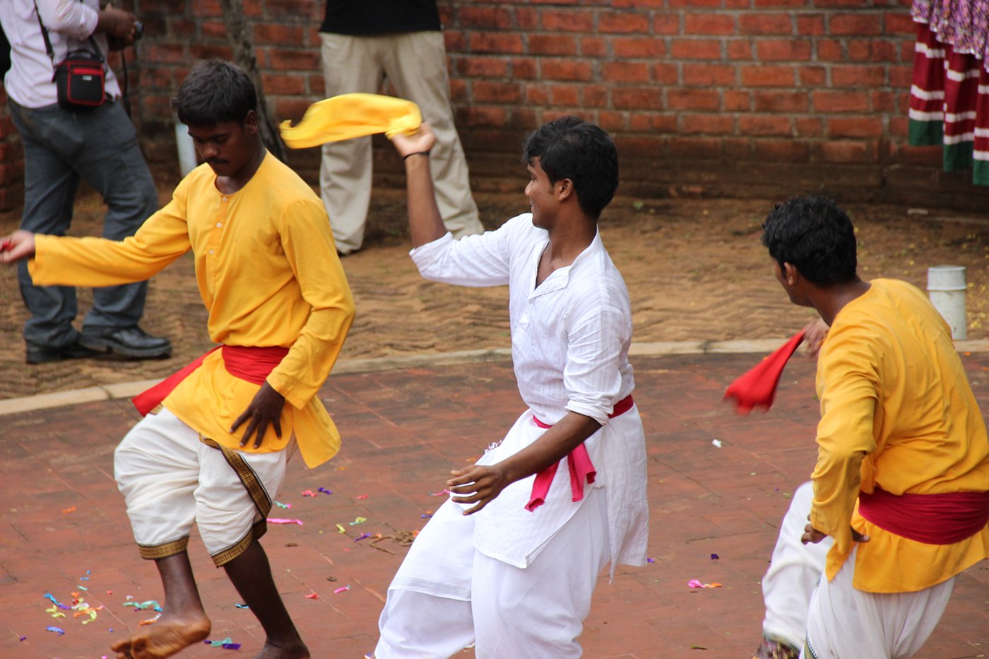 கருமத்தம்பட்டியில் பம்பை அடித்து ஒயிலாட்டம் ஆடிய கோவை ஆட்சியர்: ரசித்துப் பார்த்த பொதுமக்கள்