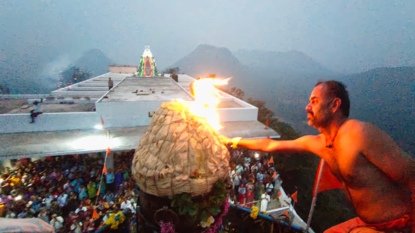 கோவையின் திருவண்ணாமலையில் இரண்டாவது நாள் மகாதீபம்.. புகைப்படங்கள்