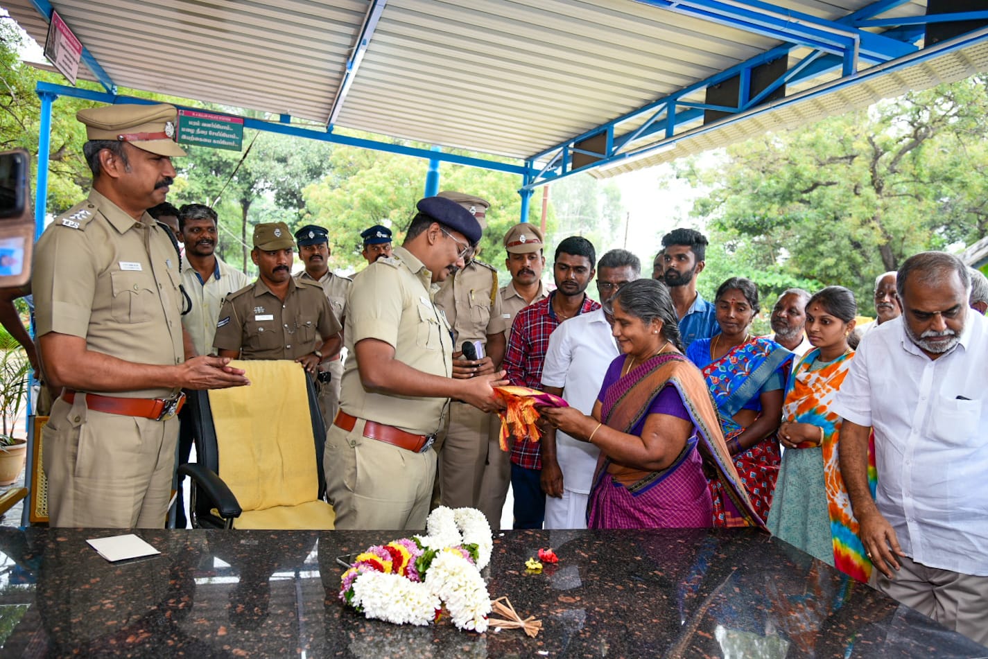 சூலூர் பகுதியில் தொடர் திருட்டில் ஈடுபட்ட 3 பேர் கைது.. பொன்னாடை போர்த்திய பொதுமக்கள்