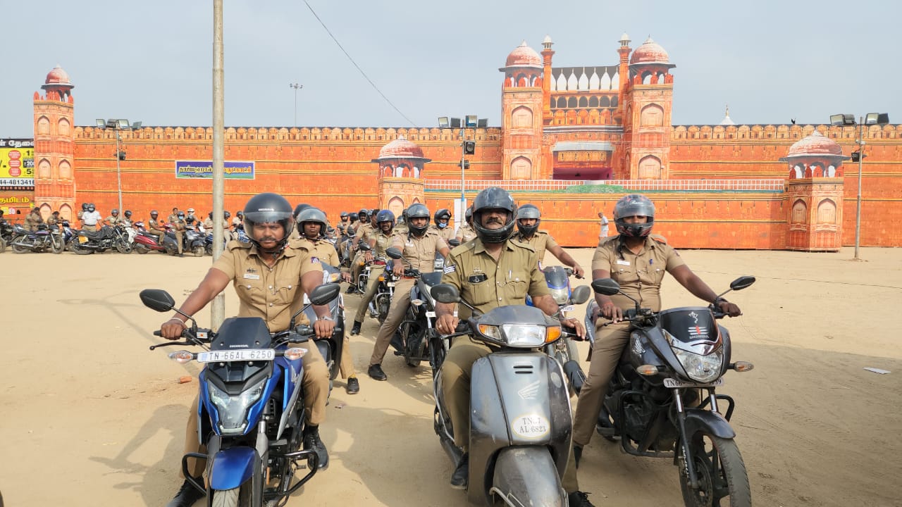 மோட்டார் சைக்கிள்  விழிப்புணர்வு  பேரணி போலீஸ் கமிஷனர் பாலகிருஷ்ணன் தொடங்கி வைத்தார்