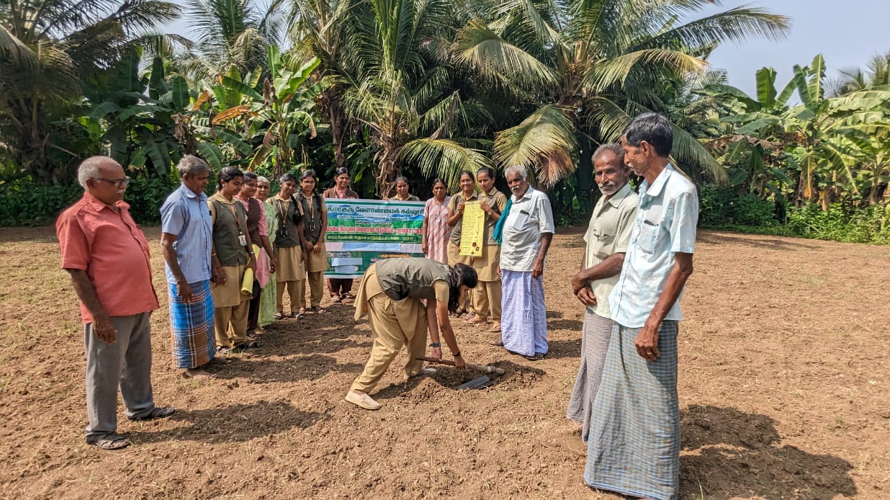 மண் மாதிரி சேகரிப்பு குறித்து விவசாயிகளுக்கு விளக்கமளித்த  குமரகுரு கல்லூரி மாணவிகள்