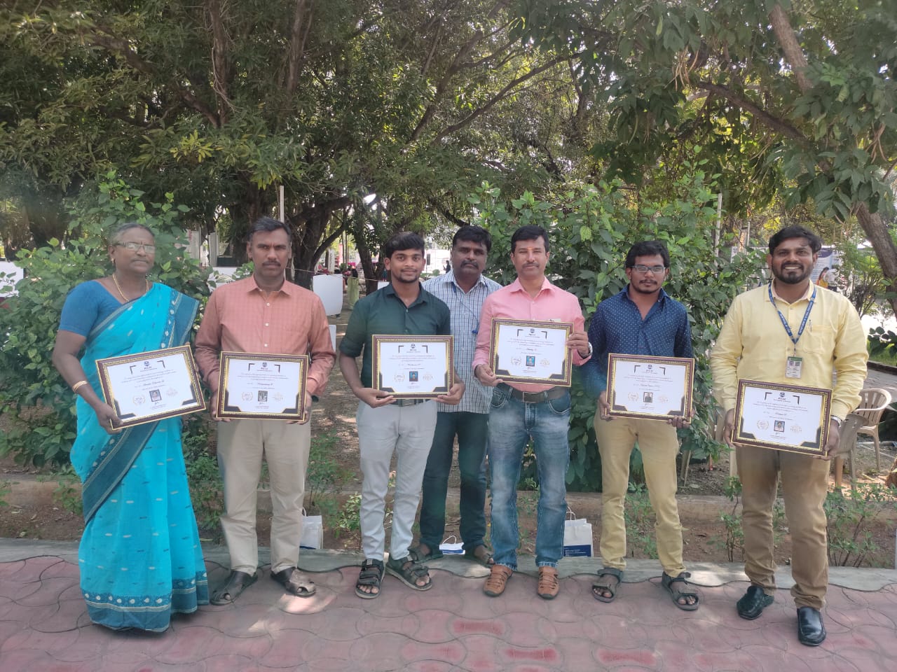 தொண்டாமுத்தூர் அரசு ஆண்கள் மேல்நிலைப்பள்ளி ஆசிரியர்களுக்குச் சிறந்த ஆசிரியர் விருது