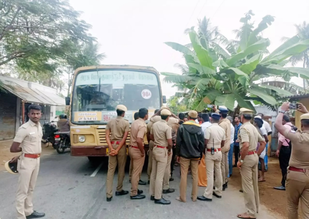 அன்னூர் அருகே அரசு பேருந்தை சிறைபிடித்த பொதுமக்கள்: தாமதமாக வந்த பேருந்தால் மக்கள் போராட்டம்