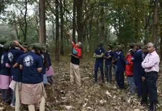 இயற்கையைப் பற்றித் தெரிந்து கொள்ளக் காட்டுப்பகுதியில் மாணவர்களுக்குப் பயிற்சி