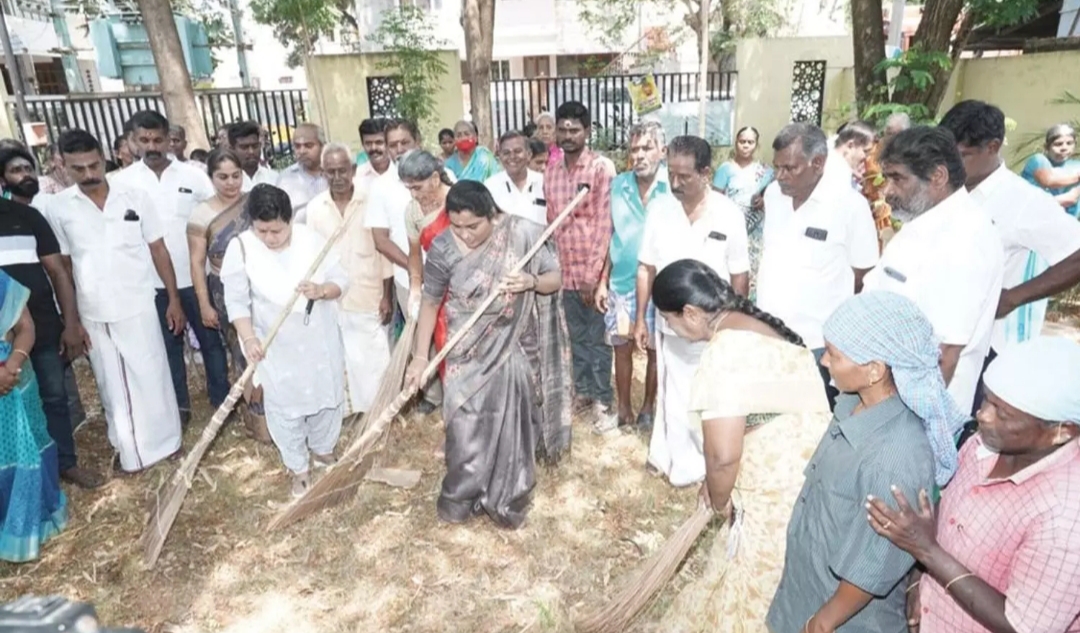 கோவை 38வது வார்டு: பொதுமக்களுடன் இணைந்து பூங்காவை சுத்தப்படுத்திய அதிமுக கவுன்சிலர்