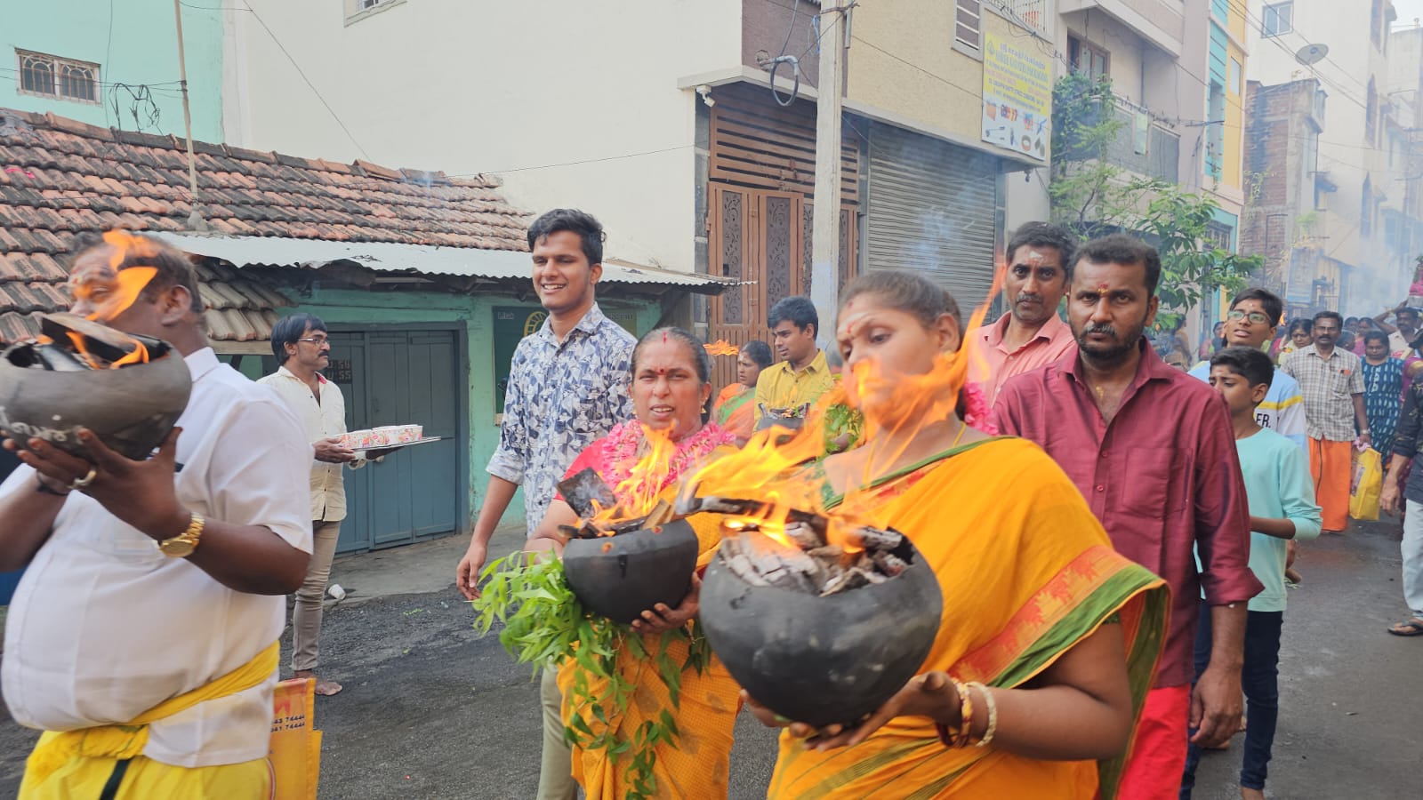 தண்டுமாரியம்மன் கோவில் திருவிழா: ஆயிரக்கணக்கான பக்தர்கள் தீச்சட்டி எந்தியும் அலகு குத்தியும் நேர்த்திக்கடன்