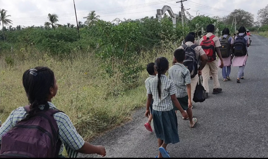 இடிகரை அருகே பேருந்து வசதி இல்லாததால் பள்ளிக்கூடத்திற்கு நடந்து செல்லும் குழந்தைகள்