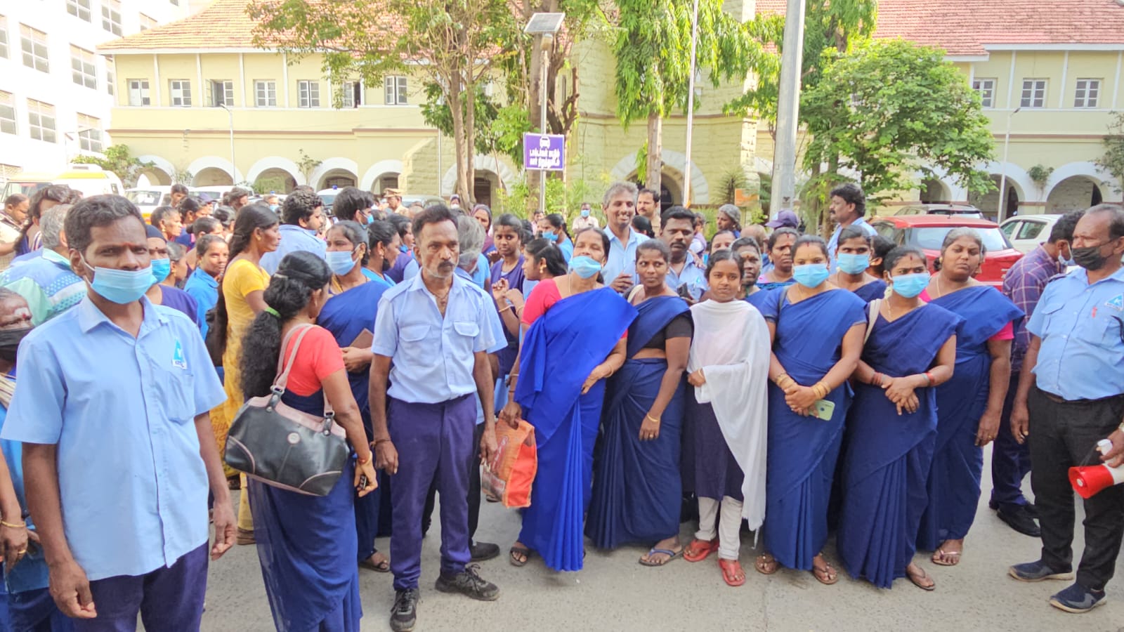 அரசு மருத்துவமனையில் ஒப்பந்த தூய்மை பணியாளர்கள் பணி புறக்கணிப்பு